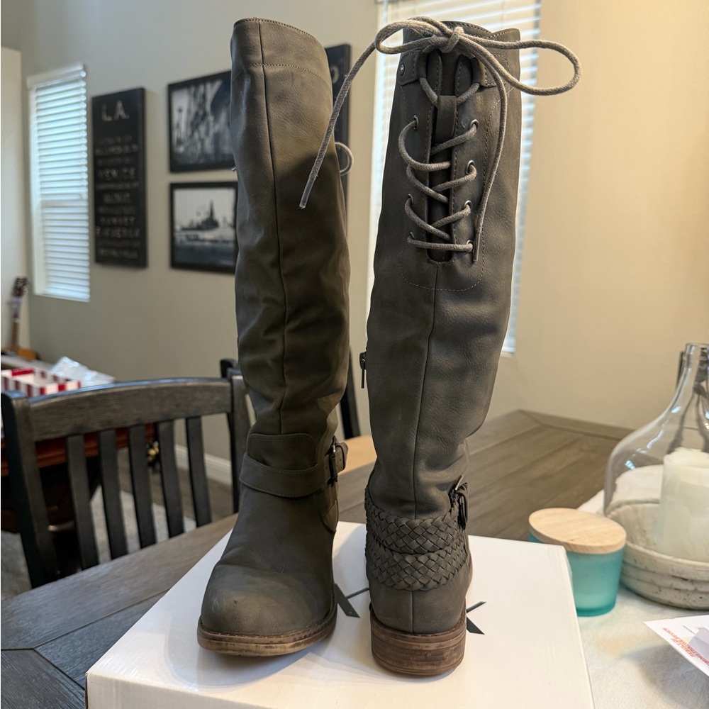 Gray Knee-High Lace Up Women's Boots. Size 8 1/2.